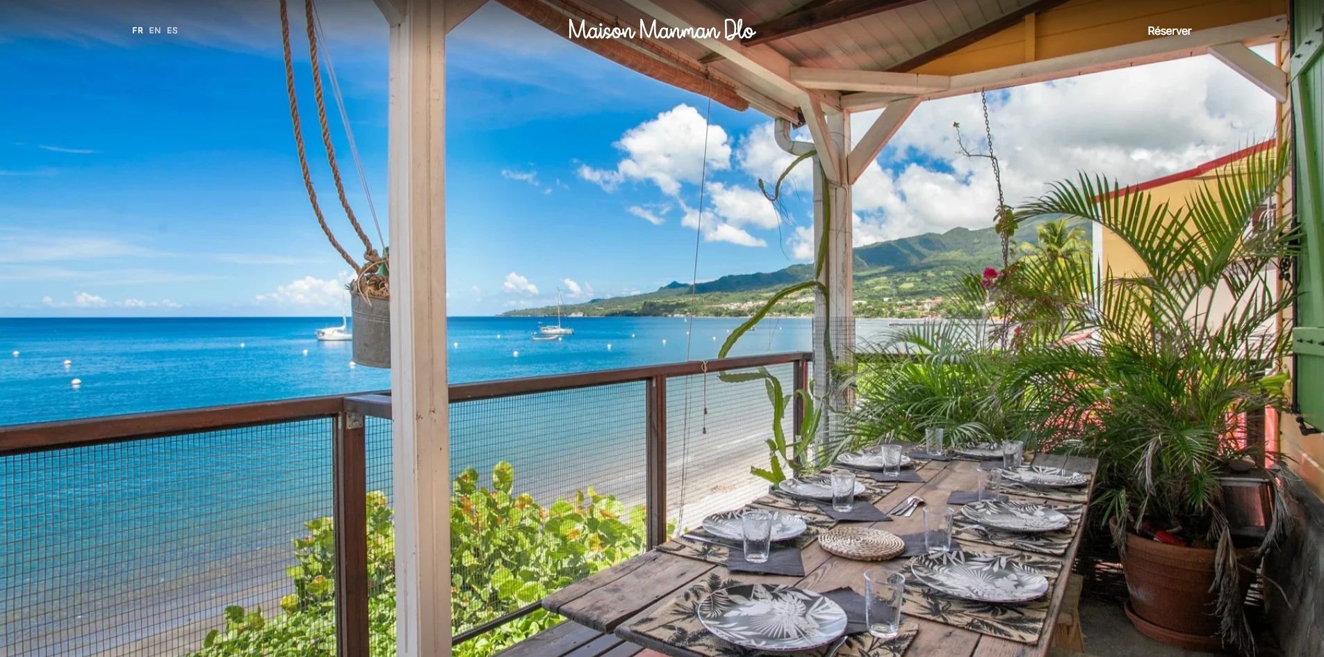 Page d’accueil du site de la Maison Manman Dlo, une terrasse en bord de mer face à la baie